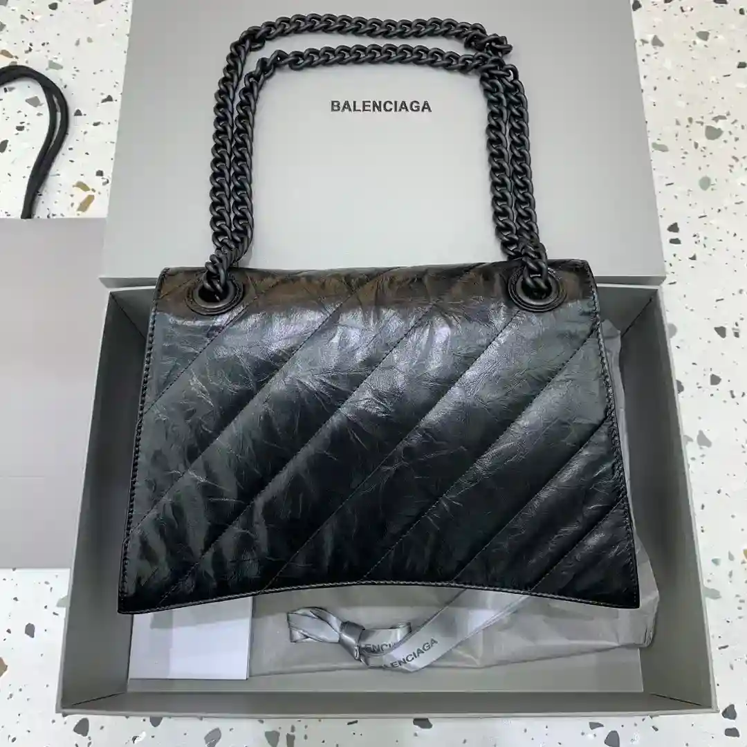 Image [2] - Medium Black 𝐁𝐚𝐥𝐞𝐧𝐜𝐢𝐚𝐠 Le sac à chaîne en sablier le plus parfumé de Crush 🛍Le dernier sac à chaîne matelassé de Crush arrive en force ! Hommage au classique unique forme d'arc iconique modélisation hautement reconnaissable à un coup d'œil laisser une personne brillante ah briser le type de sac rigide traditionnel Cuir doux Capacité multicouche Bretelles peuvent être commutés à volonté épaule crossbody dos loi atmosphère décontractée style bienvenue lai 🉑 ne pas faire de distinction entre les hommes et les femmes Tide versatilité Sœurs se dépêcher de se précipiter ! Taille moyenne : bas longueur 31xhaut 20xlargeur 12cm-haut réplique sacs à main.