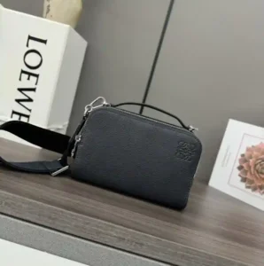 P1240 Mini bolso cruzado multifunción Loewe Funcional y práctico con dos compartimentos con cremallera Esta versión está confeccionada en suave piel de vacuno granulada y puede llevarse cruzada o mediante el asa superior*Correas de cincha ajustables y desmontables L⊚℮w℮*Bolsillos interiores*Forro de lona de algodón personalizado*Anagrama En relieveTamaño: 18*7*13cmModelo: 062399-Bolsos de alta calidad