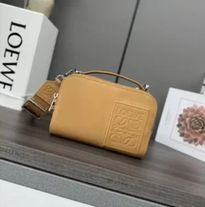 P1240 Loewe Multifunctional Mini Crossbody Camera Bag 機能的で実用的な2つのジップ付きコンパートメント ソフトなグレインカウハイドレザーを使用したこのバージョンは、クロスボディまたはトップキャリーハンドルで持ち運び可能*調節および取り外し可能なL⊚⊞ウェビングストラップ*差し込みポケット*パーソナルプリントのコットンキャンバスライニング*アナグラムエンボスサイズ：18 * 7 * 13センチメートルモデル：062399-高品質のバッグ