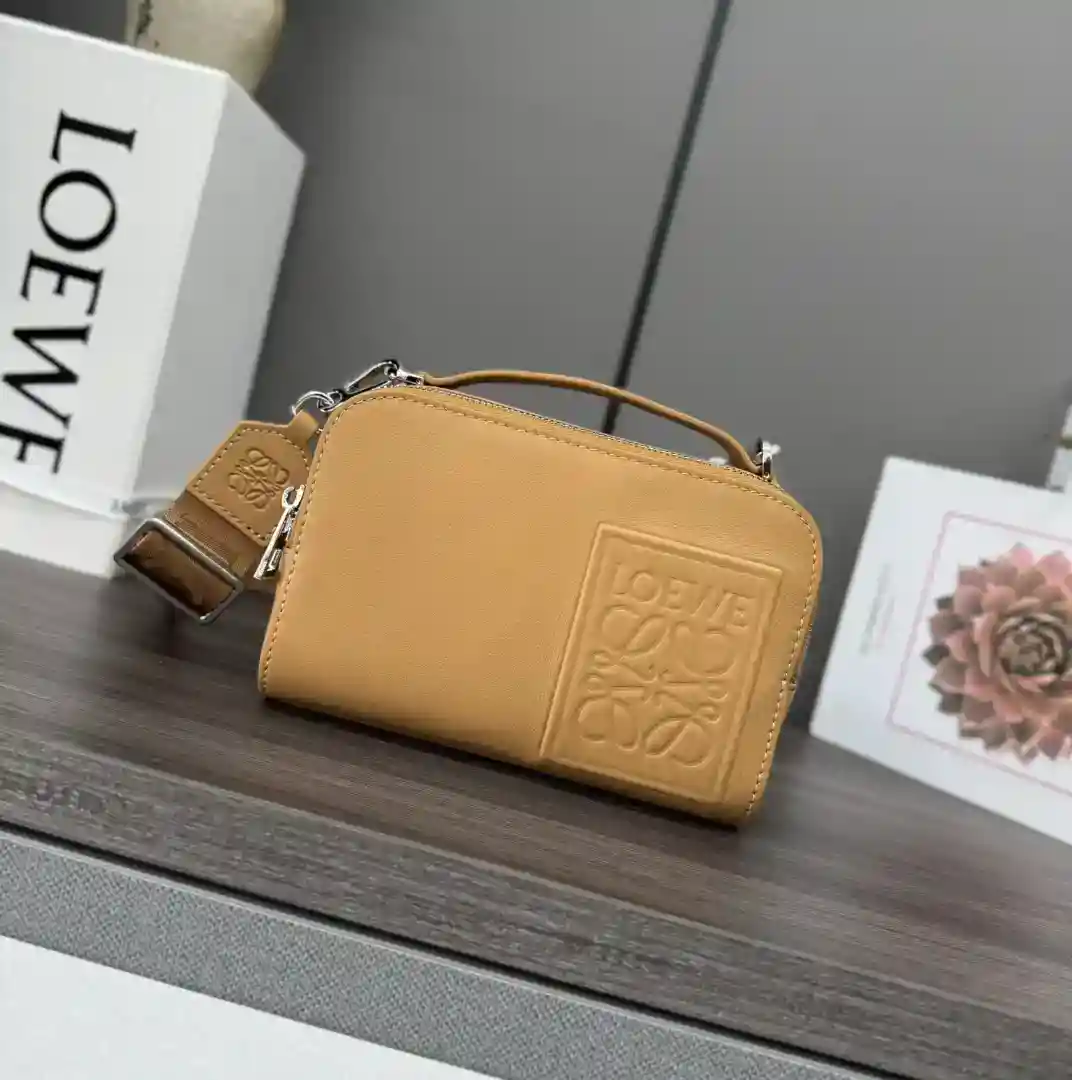 P1240 Loewe Multifunctional Mini Crossbody Camera Bag Funcional e prático com dois compartimentos com zíper Esta versão é feita de couro de vaca granulado macio e pode ser transportada a tiracolo ou através da alça superior * Alças de correia L⊚℮w℮ ajustáveis e destacáveis * Bolsos de inserção * Forro de lona de algodão impresso em espinha * Anagrama Em relevoTamanho: 18 * 7 * 13cmModelo: 062399-Sacos de alta qualidade