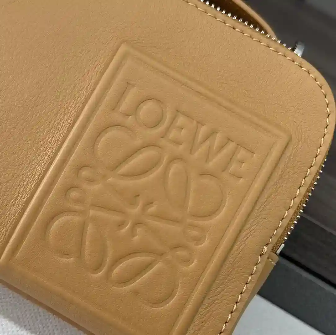 Imagem [5]-P1240 Loewe Multifunctional Mini Crossbody Camera Bag Funcional e prático com dois compartimentos com zíper Esta versão é feita de couro de vaca granulado macio Pode ser usado crossbody ou carregado pela alça superior * Alça de correia L ⊚ ℮ w ℮ ajustável e removível * Bolso de inserção * Forro de lona de algodão espinha de peixe *... Gravação de anagramaTamanho: 18 * 7 * 13cmModelo: 062399-Saco de alta moda