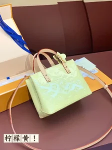 M24028 حقيبة اليد الصغيرة M24028 READE SMALL HANDBAGING IN LEMON YELL YELLOW، حقيبة يد صغيرة من جلد مونكليروغرام Vernis اللامع مع مقبض علوي من جلد البقر وحزام كتف بألوان الباستيل التي تعود بنا إلى صيحات مجموعة ربيع/صيف 2000 وتكمل نقش Monclerogram، بينما تضفي المشبك اللامع لمسة إضافية من الرقي 22 × 16.5 × 11 سم (الطول × 16.5 × 11 سم الطول × الارتفاع × العرض)جلد البقر المنقوش بنقشة Monclerogram Vernis، زركشة من جلد البقر، بطانة من القماش، قطع معدنية، جيب داخلي بنقشة Monclerogram، مشبك شعرحزام الكتف: قابل للفصلحزام قابل للتعديل الطول: 57.0 سم-حقائب عالية الجودة