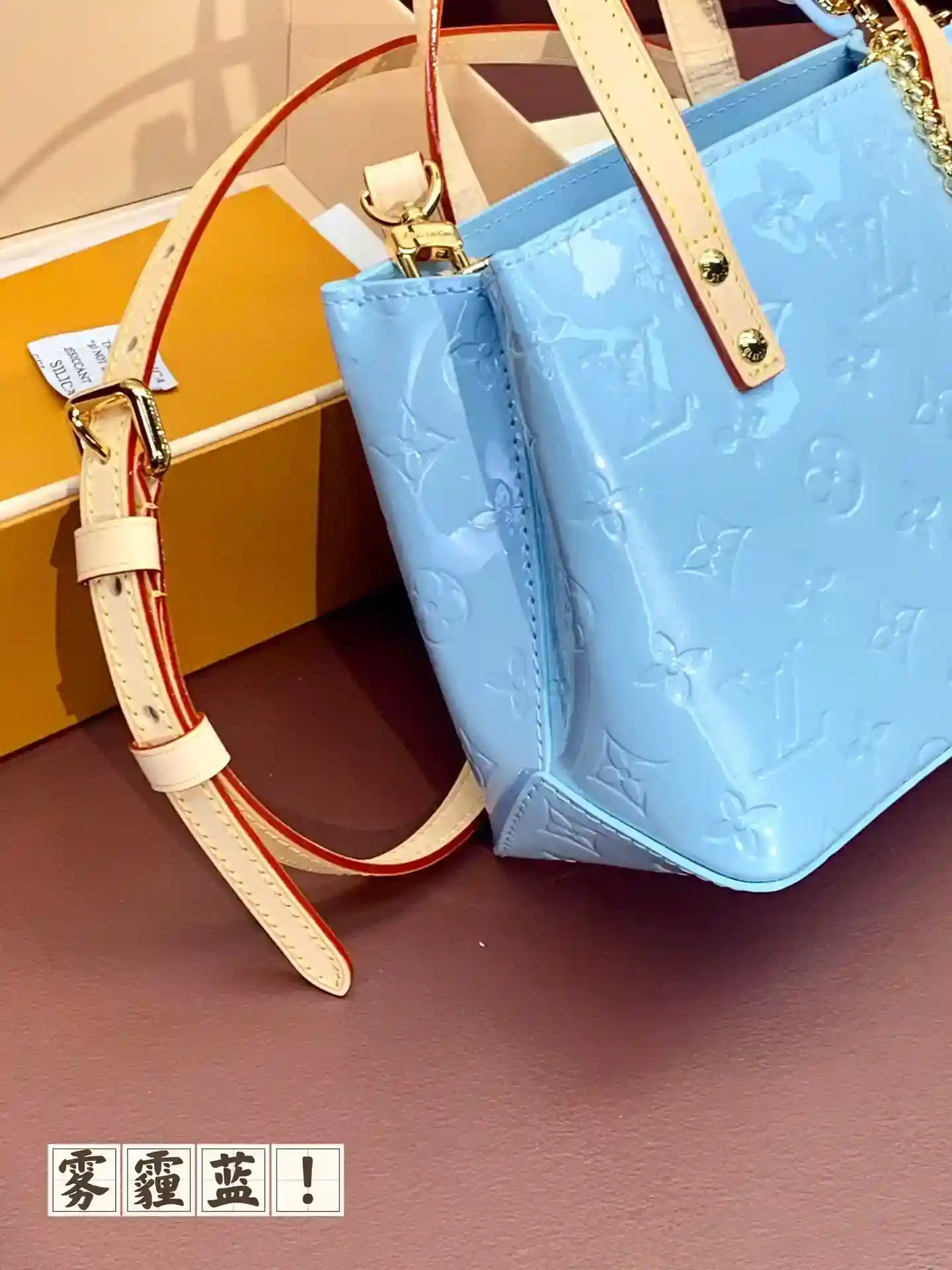 Image [7]-M24028 READE SMALL HANDBAG IN HAZE BLUE, THIS READE SMALL HANDBAG IN SHINY MONCLEROGRAM VERNIS LEATHER WITH BULL LEATHER TOP HANDLE AND SHOULDER STRAP Pastel shades trace the trends of the Spring/Summer 2000 collection and complement the Monclerogram embossed pattern, which makes a smart addition to a bright barrette 22 x 16.5 x 11 cm (length x height x width). 11 cm (L x H x W)Monclerogram Vernisembossed cowhide leather, cowhide trim, fabric lining, metal hardware, Monclerogram interior pockets, hair clipShoulder strap: detachableAdjustable strapHalf-length: 57.0 cm-High-quality bags