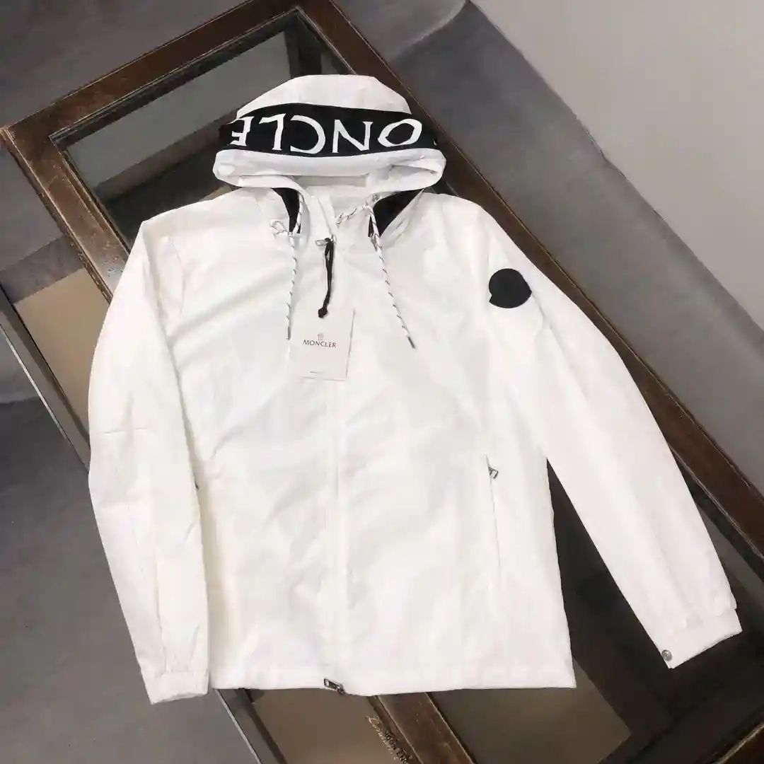 P580 en rayon disponible pour le début du printemps 2025 ! Moncler zip up hooded jacket windbreaker ! Capuche logo de la marque peut être caché zip design ! Personnalisé tissus originaux respirant excellente qualité de fabrication parfaite secondes l'ensemble du marché ! L'offre de poids lourds seulement pour la popularité ! L'achat européen synchronisé style site officiel dans les ventes chaudes ! Lettres de marque zip Dai Mengkou petite marque avec capuche design windbreaker veste sur le haut du corps élégant super beau détail image parfaite incarnation ! Les trois étiquettes sont complètes en parfait état ! Couleur : noir blanc bleu code : M L XL XXL 3XL (1-5)-sacs haute couture