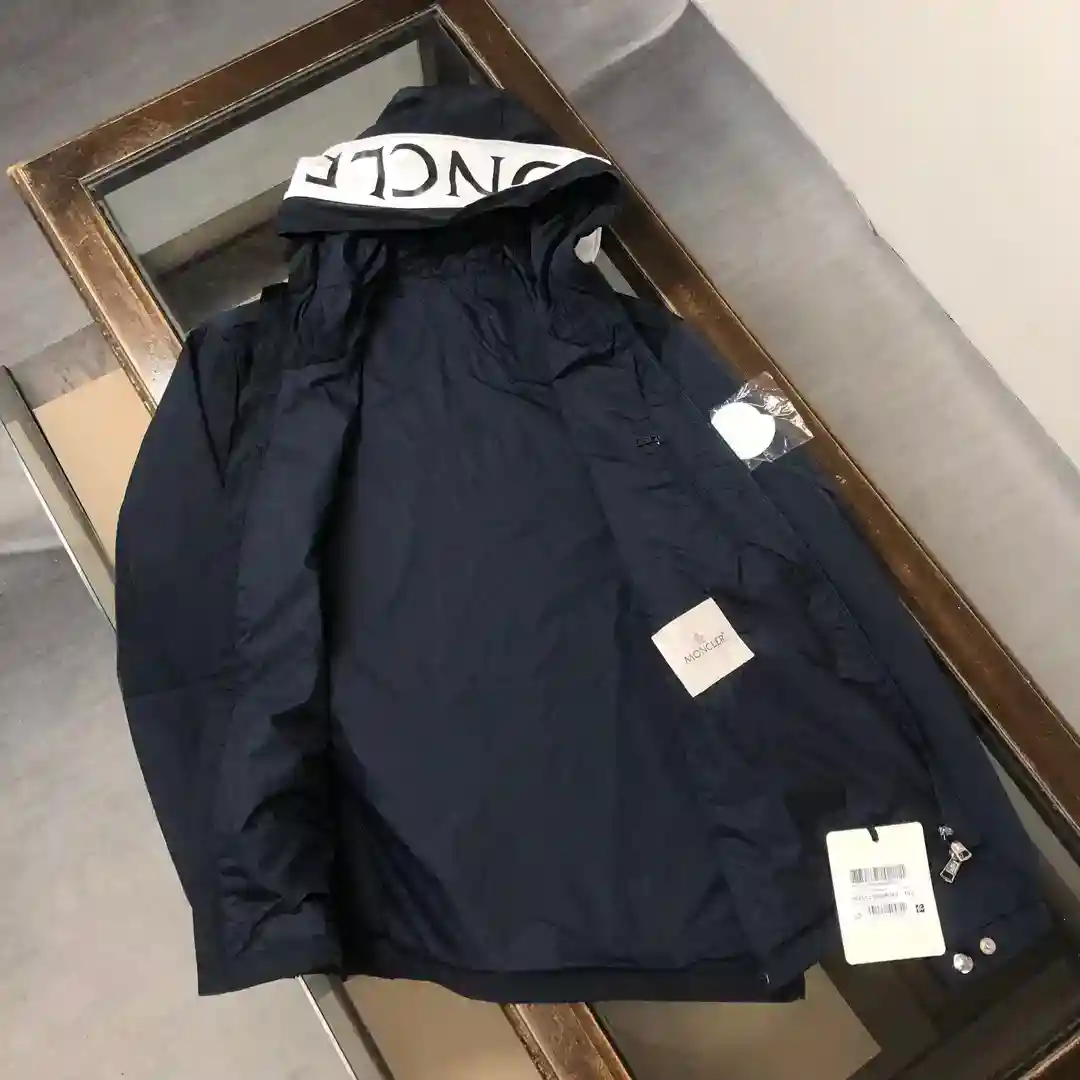 Imagem [7]-P580 Enviado para as prateleiras para disponibilidade no início da primavera de 2025! Casaco corta-vento com capuz Moncler com fecho de correr! Logotipo da marca no capuz pode ser escondido design zip! Tecido original personalizado respirável excelente qualidade de acabamento perfeito segundos todo o mercado! Oferta de peso pesado apenas para popularidade! O site oficial europeu de compra de estilo sincronizado em vendas quentes! Letras de marca com fecho de correr Dai Mengkou pequena marca com design de capuz casaco corta-vento na parte superior do corpo elegante detalhe super bonito imagem perfeita encarnação! As três etiquetas estão completas em perfeitas condições! Cor: preto branco azul código: M L XL XXL 3XL (1-5)-bolsas de alta costura