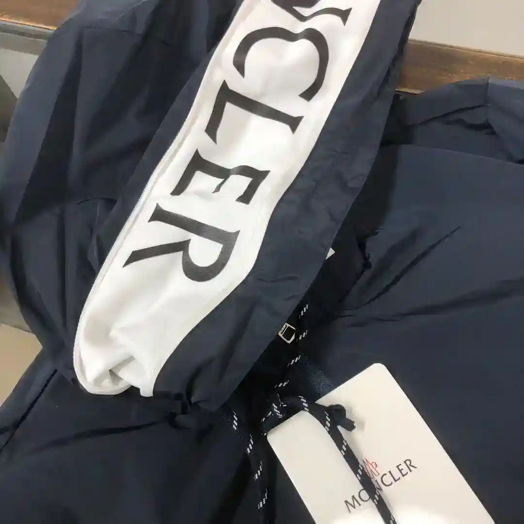 ¡Imagen [4]-P580 En el estante A principios de primavera 2025 Disponible! ¡Moncler cremallera hasta chaqueta con capucha cortavientos! ¡Capucha logotipo de la marca se puede ocultar el diseño de la cremallera! ¡Tejidos personalizados originales transpirable excelente calidad de mano de obra perfecta segundos todo el mercado! ¡Oferta de peso pesado sólo para la popularidad! ¡El europeo comprar estilo sincronizado sitio web oficial en las ventas calientes! ¡Marca letras zip Dai Mengkou pequeña marca con diseño con capucha chaqueta cortavientos en la parte superior del cuerpo con estilo super guapo detallada imagen perfecta realización! ¡Las tres etiquetas están completos en perfecto estado! Color: negro blanco azul código: M L XL XXL 3XL (1-5)-bolsas de alta moda