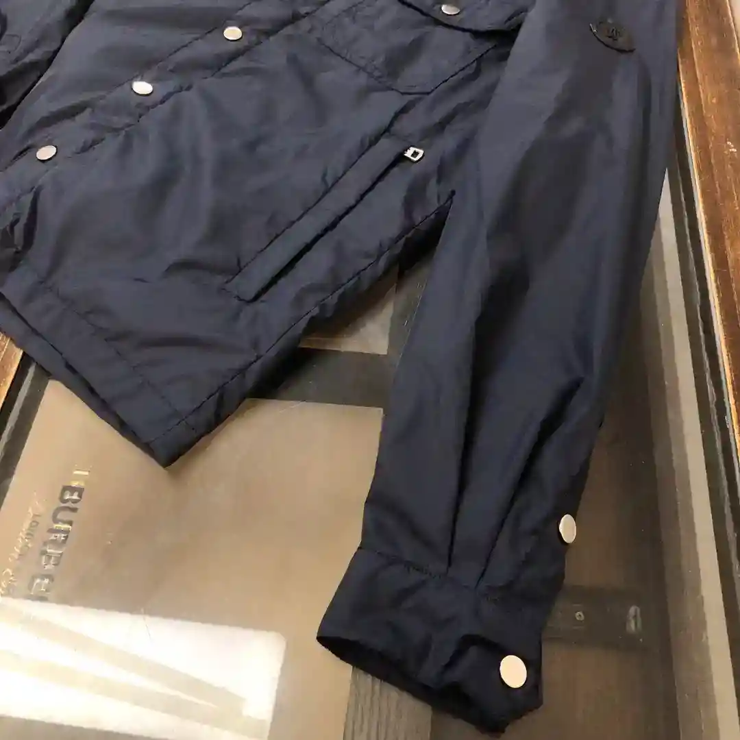 图片[6]-P540  Moncler*cler 蒙口 2025衬衫风衣夹克外套官网同步！轻盈细密面料内里100棉质！两侧翻盖口袋设计理念非常有个性做工精细上身有型超帅气  质感独特 手感柔嫩顺滑 完美修身版型 ！强烈推荐 ！
颜色 ： 黑色 宝蓝色 银灰色
码数：123456-高仿包包