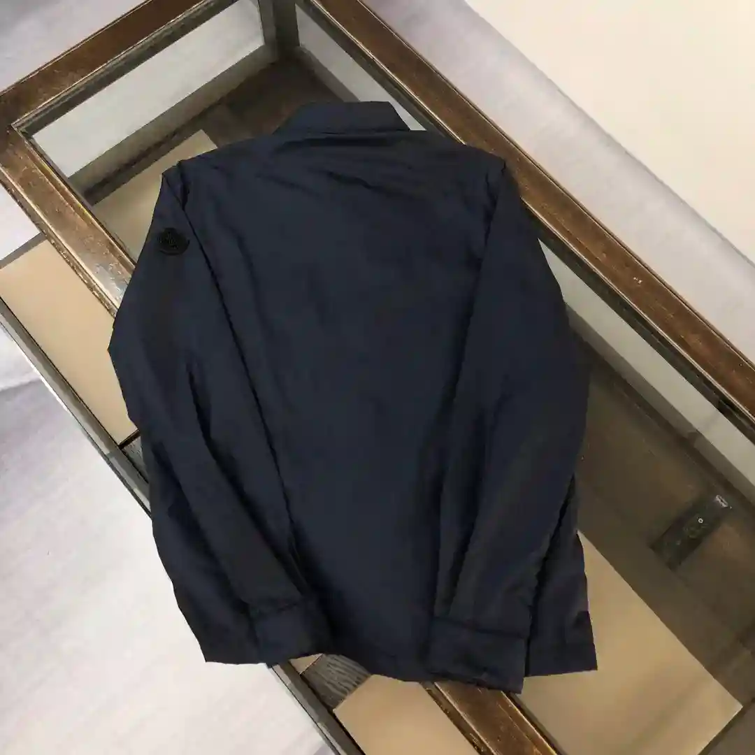 ¡Imagen [9]-P540 Moncler*cler Moncler Moncler 2025 camisa gabardina chaqueta chaqueta sitio web oficial de sincronización! ¡Forro de tela fina ligera 100 algodón! ¡Ambos lados de la solapa de bolsillo concepto de diseño es muy personalizado mano de obra fina en el cuerpo con estilo textura super guapo sensación única mano suave y lisa sensación de ajuste perfecto delgado! ¡Muy recomendable! Color : negro, azul, gris plata yardas : 123456-alta réplica bolsos