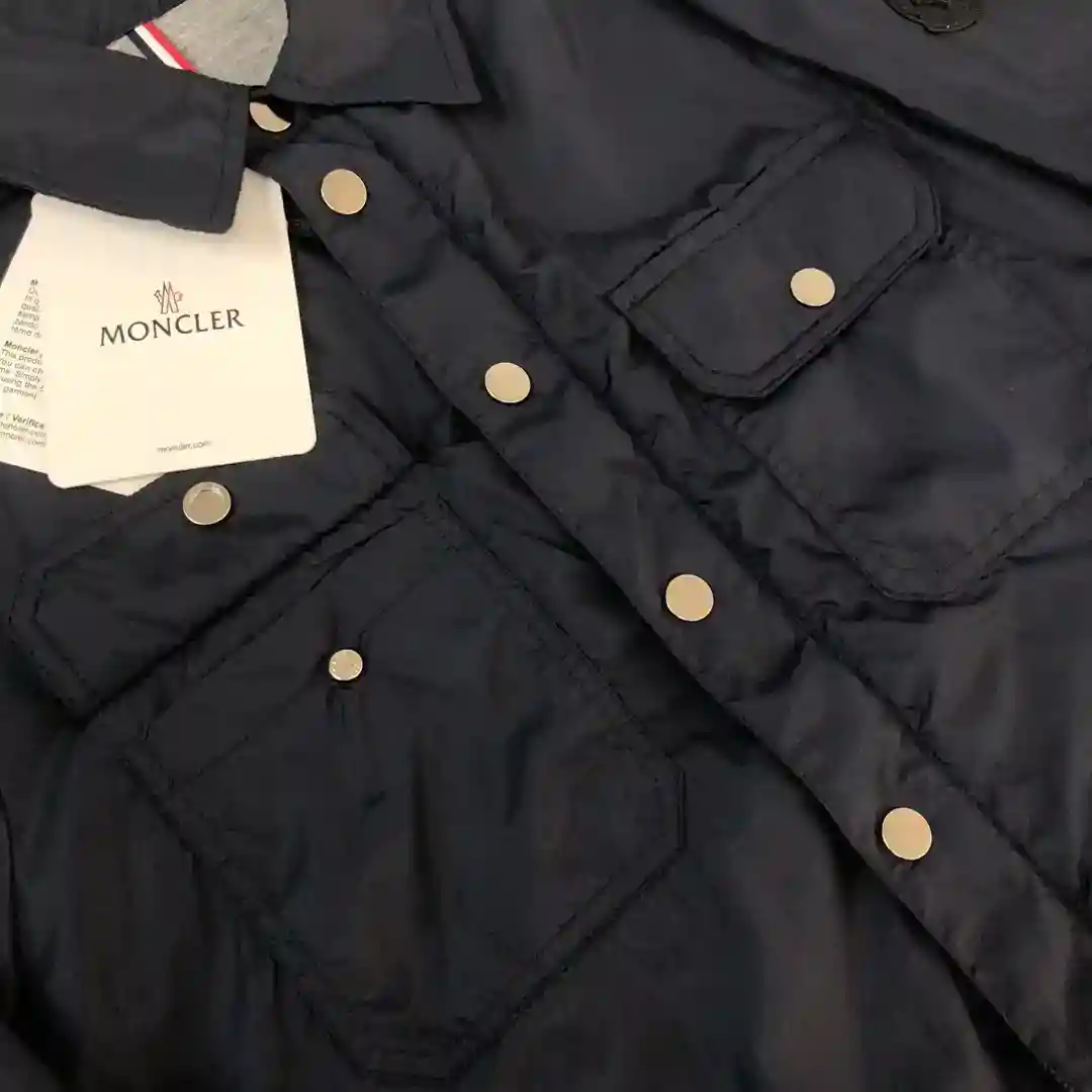 画像[4]-P540 Moncler*cler モンクレール2025シャツトレンチコートジャケットジャケット公式サイト同期！裏地はコットン100％の軽量で上質な生地！フラップポケットのデザインコンセプトの両側は非常にパーソナライズされた技量は、スタイリッシュなスーパーハンサムな質感のボディに微細であるユニークな感触柔らかく滑らかな手触り完璧なスリムフィット！非常にお勧めします！カラー：ブラックブルーシルバーグレーヤード : 123456-ハイレプリカハンドバッグ