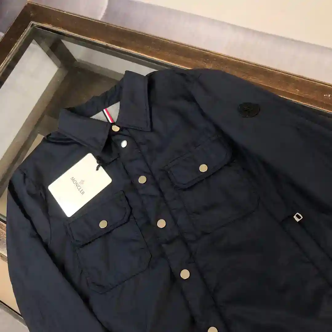 图片[3]-P540  Moncler*cler 蒙口 2025衬衫风衣夹克外套官网同步！轻盈细密面料内里100棉质！两侧翻盖口袋设计理念非常有个性做工精细上身有型超帅气  质感独特 手感柔嫩顺滑 完美修身版型 ！强烈推荐 ！
颜色 ： 黑色 宝蓝色 银灰色
码数：123456-高仿包包