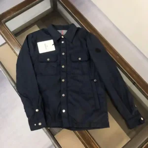 ¡P540 Moncler*cler Moncler Moncler 2025 camisa cortavientos chaqueta chaqueta sincronizado con el sitio web oficial! ¡Ligero forro de tela fina 100 algodón! ¡Dos bolsillos laterales con solapa concepto de diseño es muy personalizado mano de obra en el cuerpo elegante textura super guapo sensación única mano suave y lisa sensación perfecta slim fit! ¡Muy recomendable! Color : negro azul plata gris yardas : 123456-alta réplica bolsos