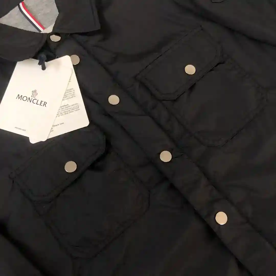 ¡Imagen [4]-P620 Moncler*cler Moncler Moncler 2025 camisa gabardina chaqueta chaqueta sitio web oficial de sincronización! ¡Forro de tela fina ligera 100 algodón! ¡Ambos lados de la solapa de bolsillo concepto de diseño es muy personalizado mano de obra fina en el cuerpo con estilo textura super guapo sensación única mano suave y lisa sensación perfecta slim fit! ¡Muy recomendable! Color : negro azul plata gris yardas : 123456-alta réplica bolsos