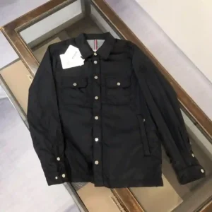 P620  Moncler*cler 蒙口 2025衬衫风衣夹克外套官网同步！轻盈细密面料内里100棉质！两侧翻盖口袋设计理念非常有个性做工精细上身有型超帅气  质感独特 手感柔嫩顺滑 完美修身版型 ！强烈推荐 ！
颜色 ： 黑色 宝蓝色 银灰色
码数：123456-高仿包包