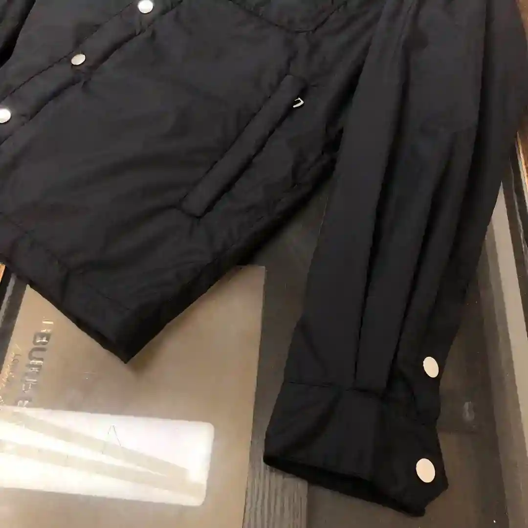 ¡Imagen [6]-P620 Moncler*cler Moncler Moncler 2025 camisa gabardina chaqueta chaqueta sitio web oficial de sincronización! ¡Forro de tela fina ligera 100 algodón! ¡Ambos lados de la solapa de bolsillo concepto de diseño es muy personalizado mano de obra fina en el cuerpo con estilo textura super guapo sensación única mano suave y lisa sensación de ajuste perfecto delgado! ¡Muy recomendable! Color : negro azul plata gris yardas : 123456-alta réplica bolsos