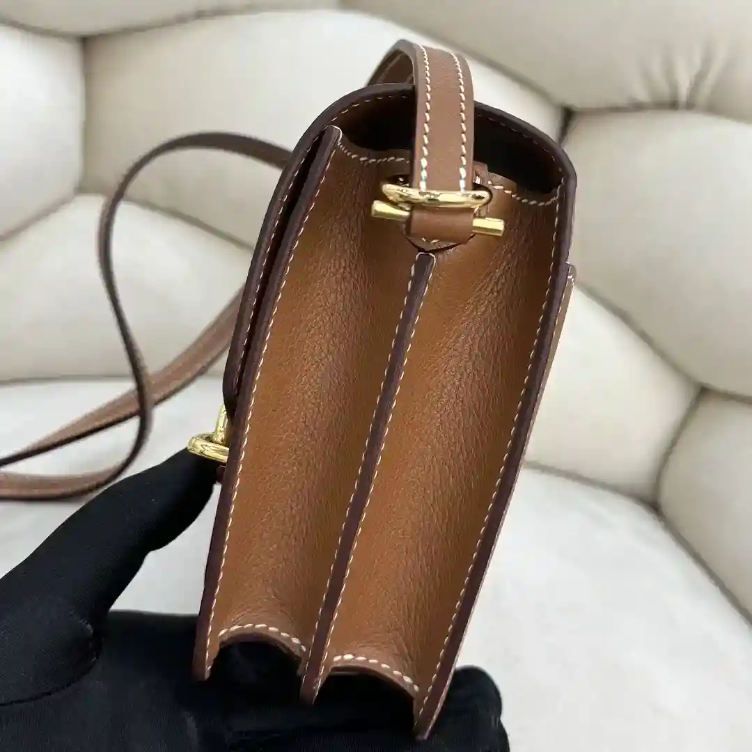 Image [3]-Hermes pig nose gold brown gold buckle casual style Hermes bag roulis est un représentant typique ! roulis dans la forme de simples points forts en raison de la boucle métallique H emblématique sera également ce sac nommé pig nose bag calfskin matériau acier pur matériel lignes de sac simples et propres avec accrocheur couture à la cire d'abeille décorations matérielles uniques font le sac look ont un très haut degré de reconnaissance la longueur de la bandoulière est juste à droite tous les jours ! Le taux d'utilisation est également très élevé - high replica bags