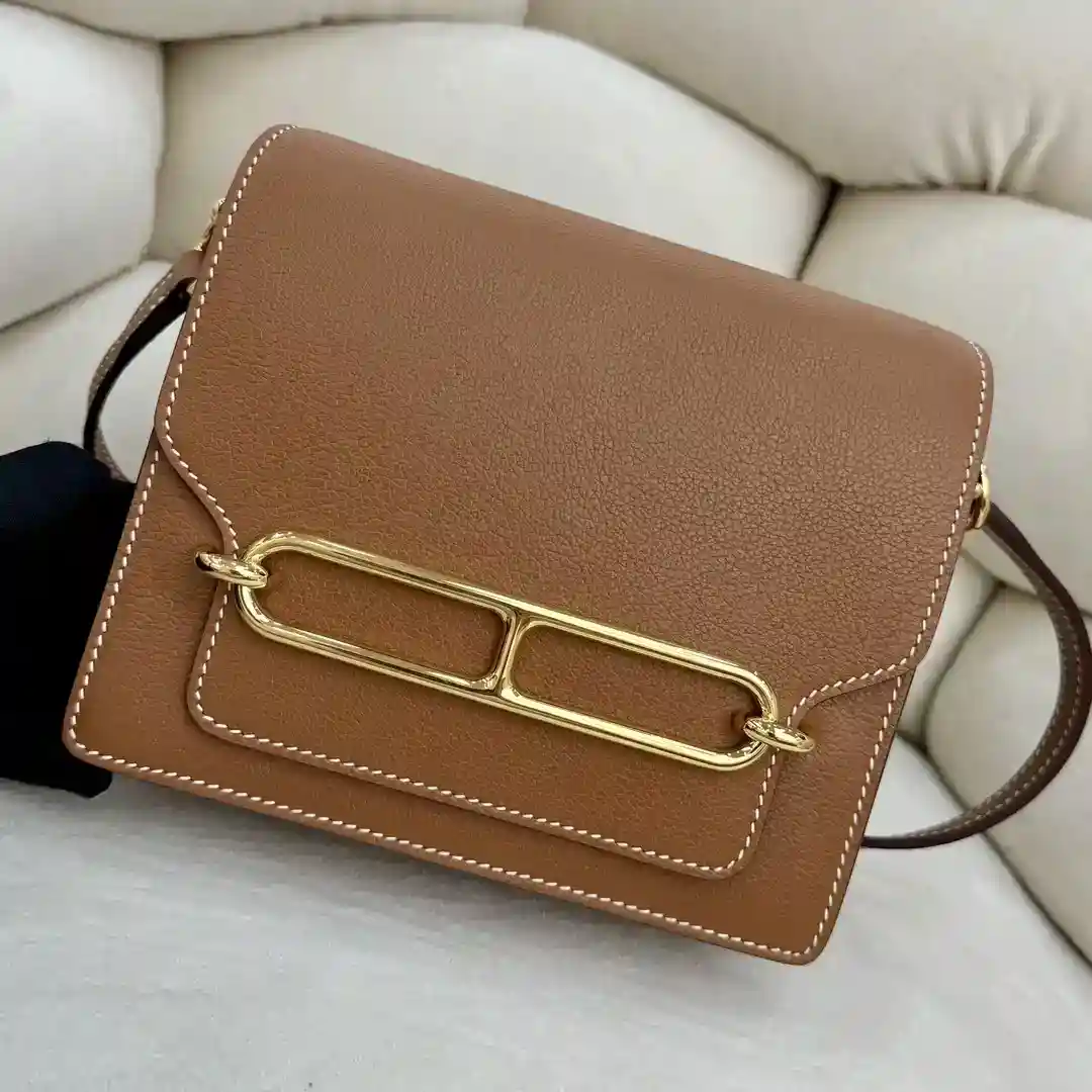 Hermes pig nose gold brown gold buckle casual style Hermes bag roulis est un représentant typique ! roulis en forme de simples points forts en raison de l'emblématique H boucle métallique sera également ce sac nommé pig nose bag cuir de veau matériau acier pur matériel lignes de sac simple et propre avec accrocheur couture à la cire d'abeille décoration matérielle unique rend le sac semble très reconnaissable longueur de la bandoulière est juste assez pour une utilisation quotidienne taux est également. Très haute - haute imitation de sacs