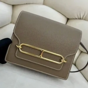 Hermes nariz de cerdo elefante gris hebilla de oro estilo casual Hermes bolsa roulis es un representante típico! roulis en forma de simple destaca debido a la icónica hebilla de metal H también será esta bolsa llamada nariz de cerdo bolsa de piel de becerro material de hardware de acero puro bolsa de líneas simples y limpias con la cera de abejas llamativo costura única decoración de hardware hace que la bolsa se ve muy reconocible longitud de la correa de hombro es suficiente para el uso diario es también el Muy alta - alta imitación bolsas