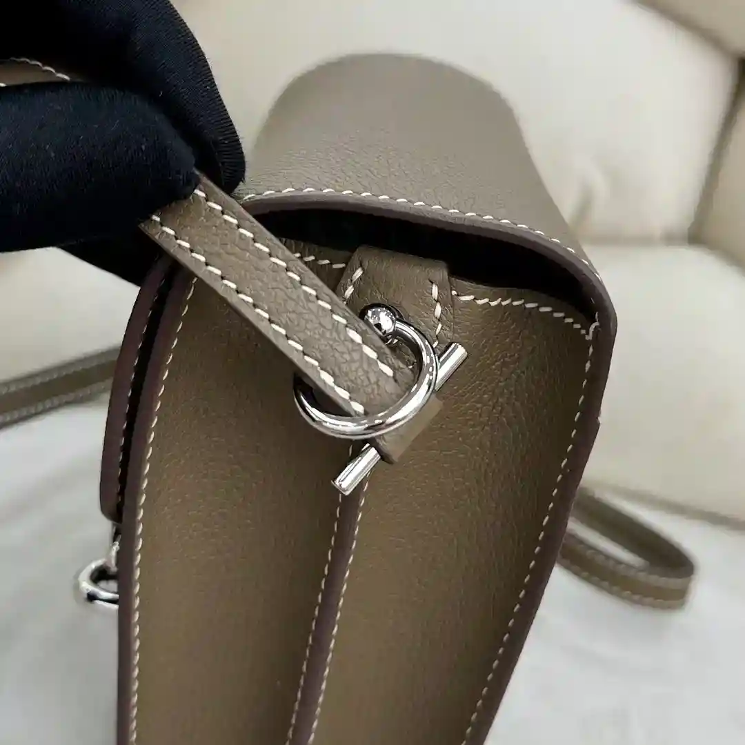 Imagen [3]-Hermes nariz de cerdo elefante gris hebilla de plata estilo casual Hermes bolsa roulis es un representante típico! roulis en forma de simple destaca debido a la hebilla de metal H icónica también será esta bolsa llamada bolsa de nariz de cerdo material de cuero de becerro de acero puro hardware bolsa de líneas simples y limpias con la cera de abejas llamativo costura única decoración de hardware hace que la bolsa se ve muy reconocible longitud de la correa de hombro justo! La tasa de uso diario es también muy alta - réplica de bolsos de alta calidad