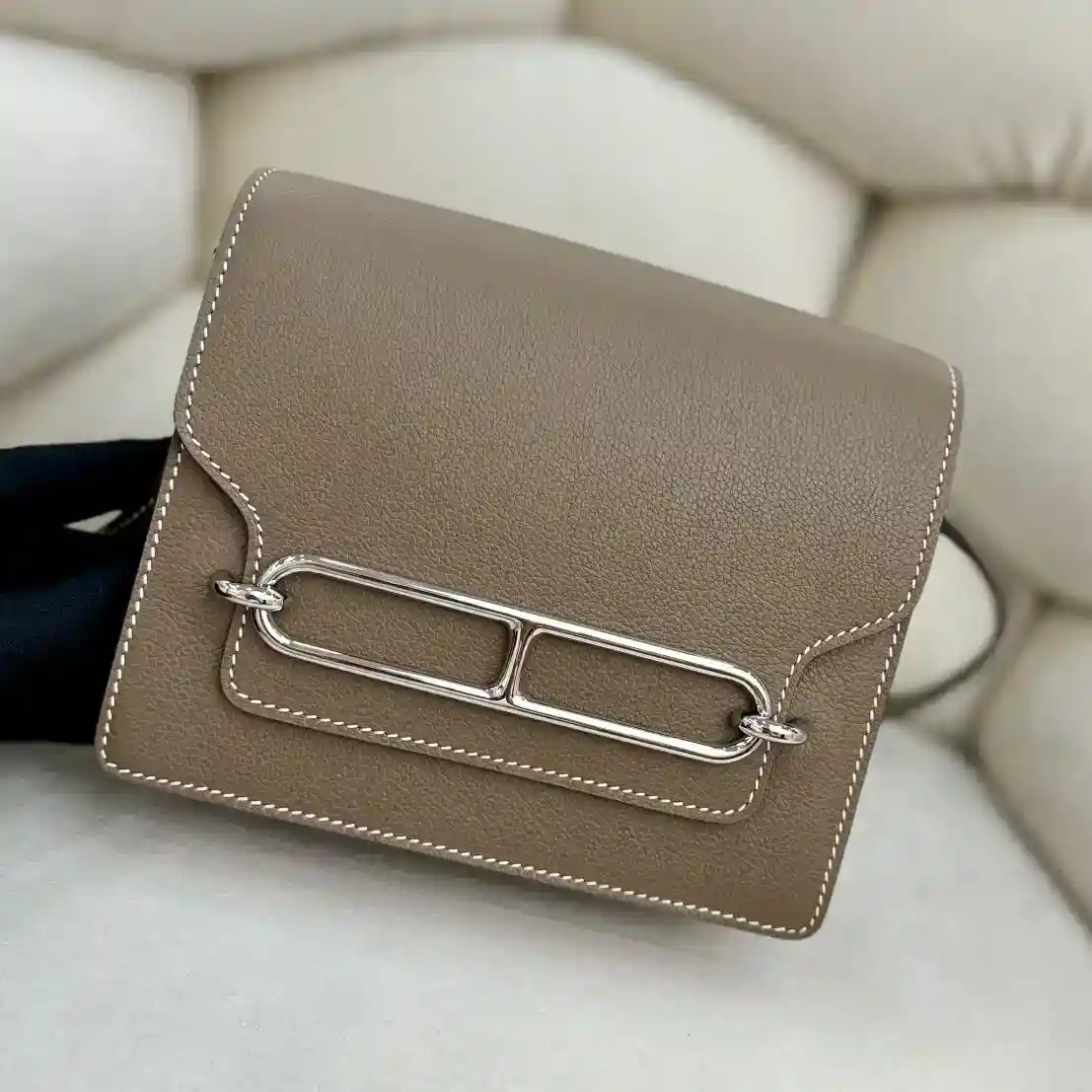 Hermes nariz de cerdo elefante gris hebilla de plata estilo casual Hermes bolsa de roulis es un representante típico! roulis en forma de simple destaca debido a la icónica hebilla de metal H también será esta bolsa llamada bolsa de nariz de cerdo material de piel de becerro de acero puro bolsa de hardware líneas simples y limpias con la cera de abejas llamativo costura única decoración de hardware hace que la bolsa se ve muy reconocible longitud de la correa de hombro es suficiente para el uso diario es también el Muy alta - alta imitación bolsas