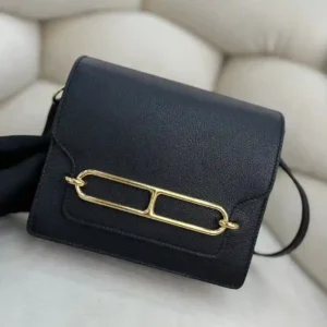 Hermes nariz de cerdo negro hebilla de oro estilo casual Hermes bolsa roulis es un representante típico! roulis en forma de simple destaca debido a la icónica hebilla de metal H también será esta bolsa llamada nariz de cerdo bolsa de piel de becerro material de hardware de acero puro bolsa de líneas simples y limpias con cera de abejas llamativo costura única decoración de hardware hace que la bolsa se ve muy reconocible longitud de la correa de hombro es suficiente para el uso diario tasa es también Muy alta - alta imitación bolsas