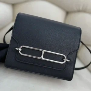 Hermes nariz de cerdo negro hebilla de plata estilo casual Hermes bolsa roulis es un representante típico! roulis en forma de simple destaca debido a la icónica hebilla de metal H también será esta bolsa llamada nariz de cerdo bolsa de piel de becerro material de hardware de acero puro bolsa de líneas simples y limpias con cera de abejas llamativo costura única decoración de hardware hace que la bolsa se ve muy reconocible longitud de la correa de hombro es suficiente para el uso diario tasa es también Muy alta - alta imitación bolsas