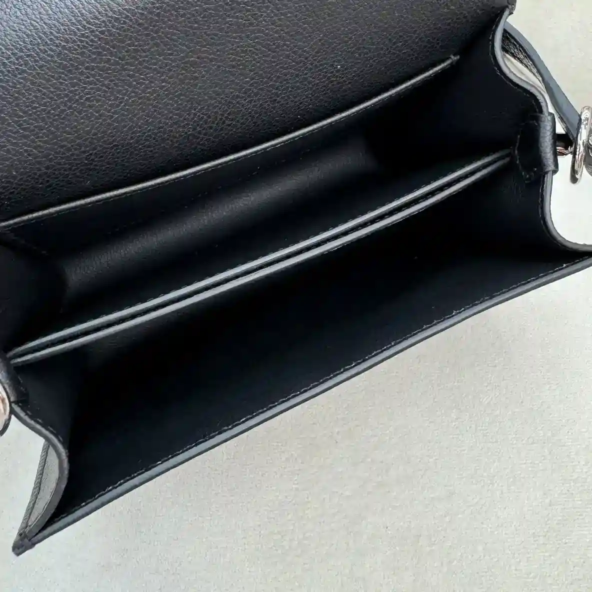 Picture [8]-Hermes pig nose black silver buckle casual style Hermes bag roulis is a typical representative! roulis in the shape of simple highlights due to the iconic H metal buckle will also be this bag named pig nose bag calfskin material pure steel hardware bag lines simple and clean with eye-catching beeswax stitching unique hardware decoration makes the bag looks highly recognizable length of the shoulder strap is just right daily! The use rate is also very high - high replica bags