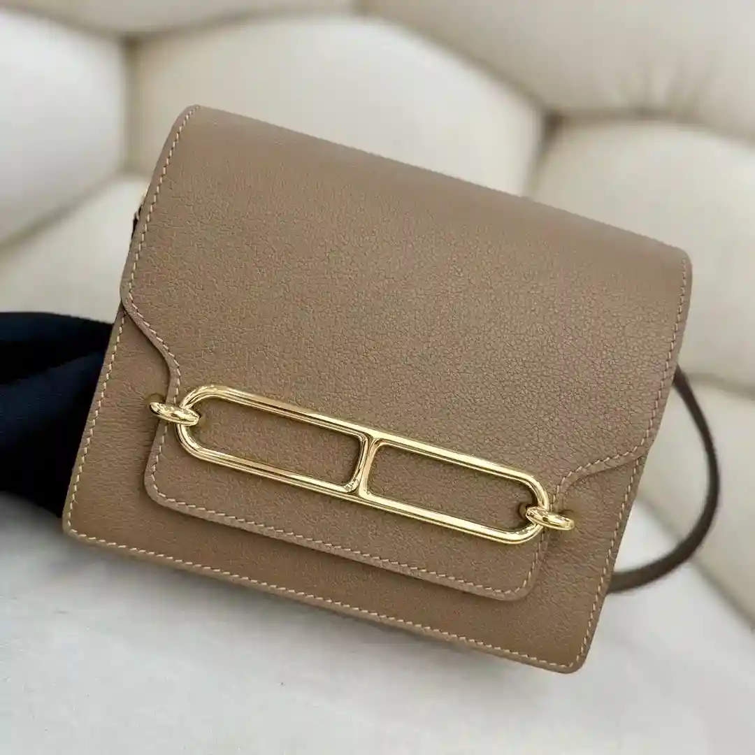 A bolsa Hermes nariz de porco Weimaraner fivela de ouro estilo casual Hermes roulis é um representante típico! roulis em forma de destaques simples devido à icônica fivela de metal H também será esta bolsa chamada bolsa de nariz de porco material de couro de bezerro hardware de aço puro linhas de bolsa simples e limpas com atraente costura de cera de abelha decoração de hardware exclusivo faz com que a bolsa pareça altamente reconhecível comprimento da alça de ombro é apenas o suficiente para o uso diário taxa também é Muito alta - sacos de imitação de alta qualidade