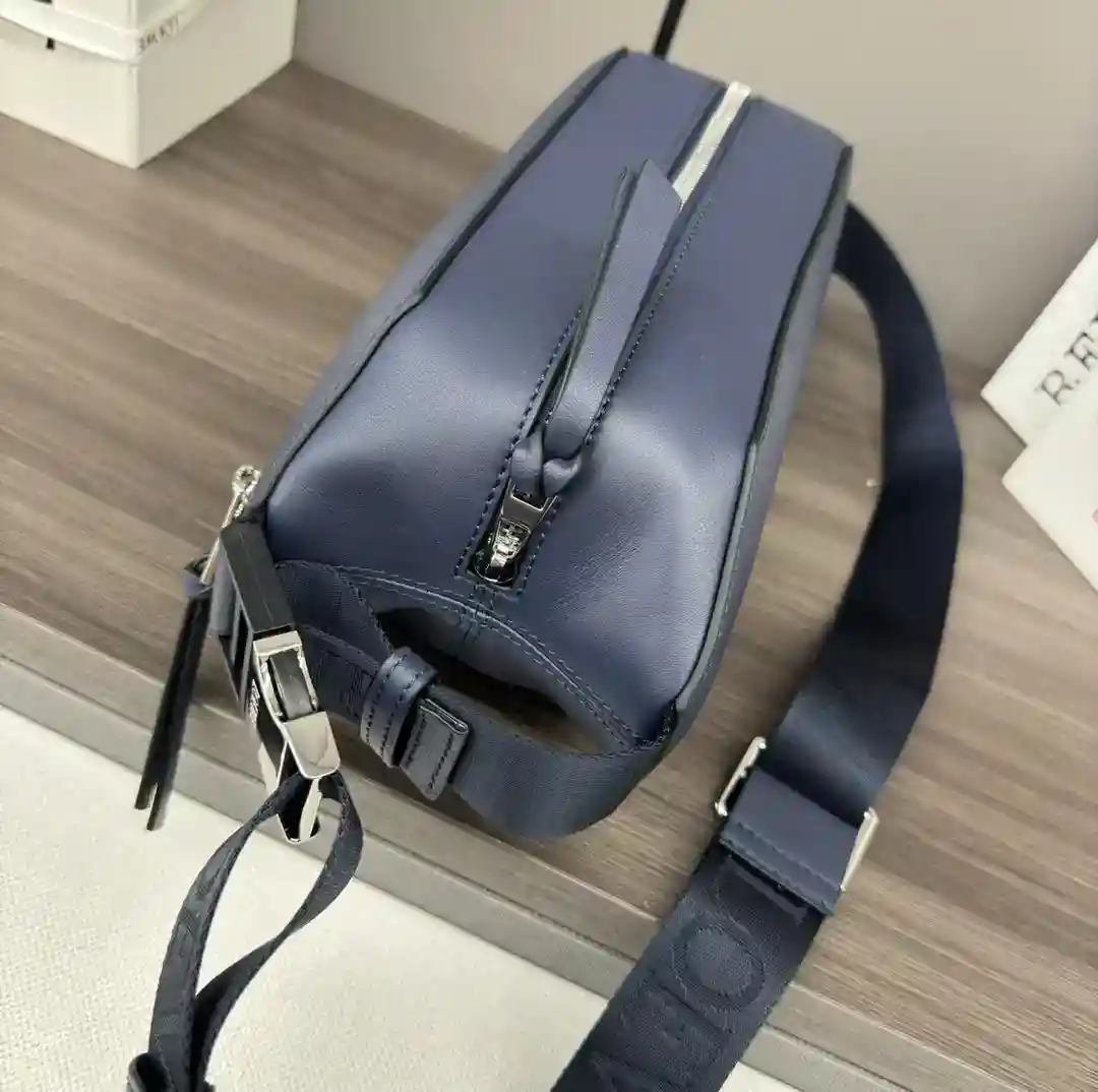 画像[4]-P1260 Loewe Classic Cow Leather Distressed Sling Handbag Compact Sling Handbag with Adjustable *L⊚⊚*ウェビングストラップとブランドロゴ入りのメタルクラスプを開くとハンドバッグの容量が変わり、様々な持ち運びが可能になります外側のジップフラットポケット 進歩的に強化されています。機能性*このバージョンは、古典的な牛革製で、クロスボディまたはファニーパックとして運ぶことができますモデル番号：262243サイズ：32.5 * 9 * 12.3センチメートル-ハイファッションバッグ