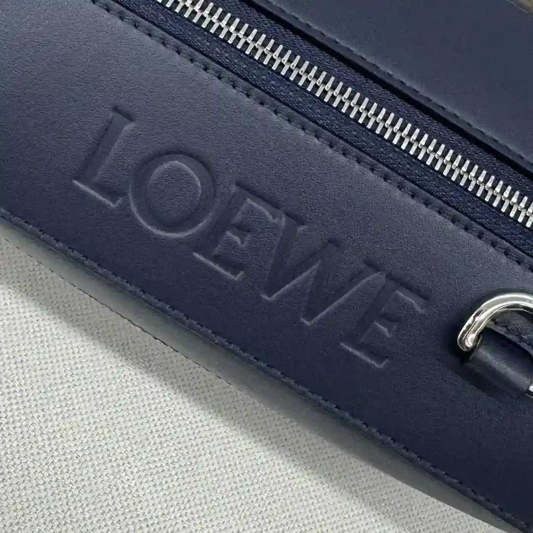 画像[7]-P1260 Loewe Classic Cow Leather Distressed Sling Handbag Compact Sling Handbag with Adjustable *L⊚⊚*ウェビングストラップとブランドロゴ入りのメタルクラスプを開くとハンドバッグの容量が変わり、様々な持ち運びが可能になります外側のジップフラットポケット 進歩的に強化されています。機能性*このバージョンは、古典的な牛革製で、クロスボディまたはファニーパックとして運ぶことができますモデル番号：262243サイズ：32.5 * 9 * 12.3センチメートル-ハイファッションバッグ