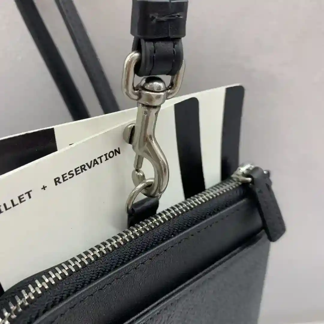 Imagen [5]-Negro 𝐁𝐚𝐥𝐞𝐧𝐜𝐢𝐚𝐠 ｜Lanyard Modelo. Pasaporte cartera hermosa voladura de la calle arma mágica pasaporte cartera tontos no se puede distinguir del diseño inesperado es realmente llamativo 👀 estilo 🆙 🆙 🆙 🆙, correa crossbody desmontable para lograr el cuello colgante crossbody de mano una variedad de maneras de utilizar la cremallera accesorios de metal viejo semi-mate textura suave de material de cuero de vaca Resistente al desgaste de alto grado, frito calle esenciales Tamaño: longitud inferior 11 x ancho 1,5 x altura 17cm-alta réplica bolsos