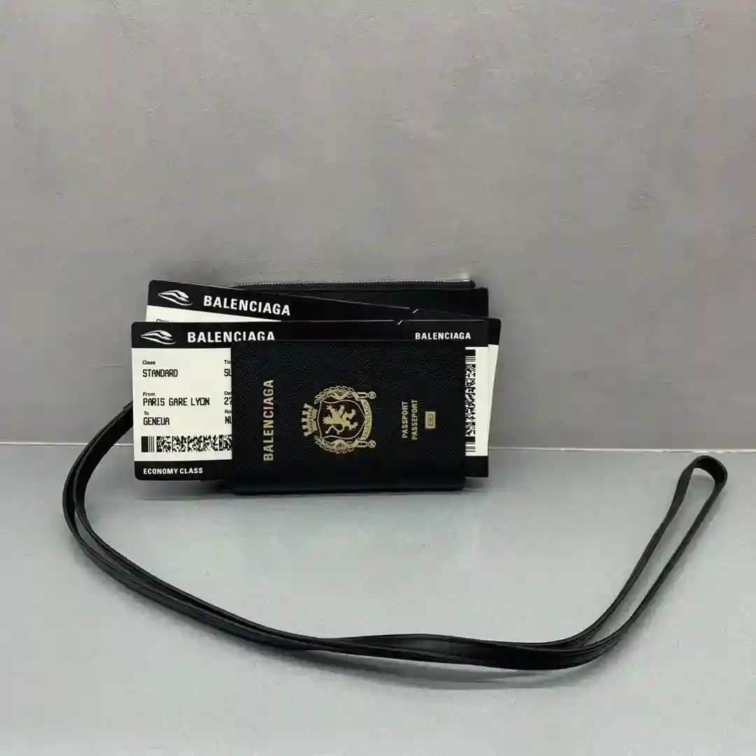 Picture [3]-Black 𝐁𝐚𝐥𝐞𝐧𝐜𝐢𝐚𝐠  ｜Lanyard Model Passport wallet beautiful blowing up the street artifacts passport wallet fools can not be distinguished from the unexpected design is really eye-catching 👀 style 🆙 🆙 🆙 🆙, removable crossbody strap to achieve the hanging neck handheld crossbody a variety of ways to use the zipper old metal fittings semi-matte soft texture of cowhide material Wear-resistant high-grade, blowing up the street must Size: bottom length 11 x width 1.5 x height 17cm-High replica bags