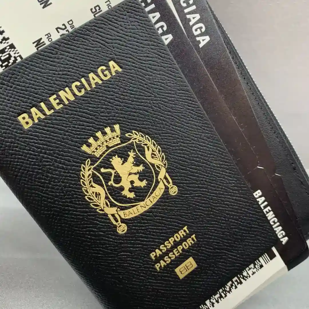 Imagem [4]-Preto 𝐁𝐚𝐥𝐞𝐧𝐜𝐢𝐚𝐠 ｜Modelo de cordão Carteira de passaporte linda explodindo os tolos de carteira de passaporte de arma mágica de rua não pode ser distinguida do design inesperado é realmente atraente 👀 estilo 🆙 🆙 🆙 🆙 🆙, alça de corpo cruzado removível para alcançar o pescoço pendurado crossbody portátil uma variedade de maneiras de usar o zíper acessórios de metal antigos textura macia semi-mate de material de couro de vaca Essenciais de rua fritos e resistentes ao desgaste Tamanho: comprimento inferior 11 x largura 1,5 x altura 17cm-Sacos de réplica alta