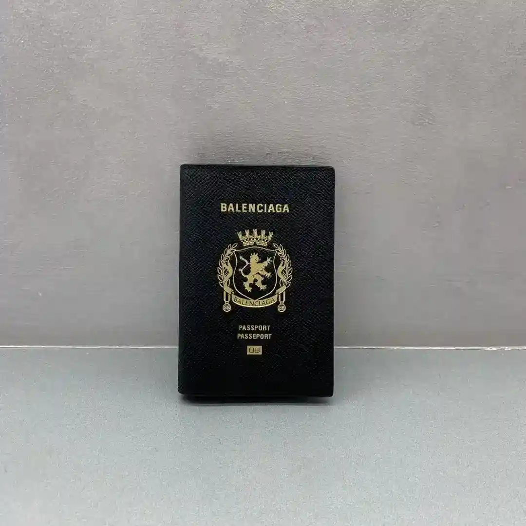 #BLCG# titular del pasaporte hermosa soplando los artefactos de la calle diseño de París es realmente llamativo 👀 titular del pasaporte apariencia de alto grado En el interior hay compartimentos para facilitar los documentos, almacenamiento de tarjetas en las manos del estilo semi-mate de cuero de vaca de grano suave material resistente al desgaste de alto grado, soplando la calle debe tener Tamaño: la parte inferior de la longitud de 10 x altura 14 x anchura de 1,5 cm de altura réplica bolsos