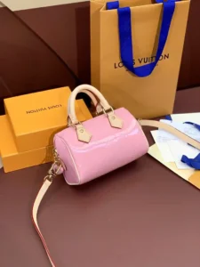 M81879 Pink, Nano Speedy HandbagConcentrada na silhueta clássica da mala Speedy da Louis Vuitton em pele de vaca patenteada com Monclerogram Vernis em relevo, com pormenores em pele de vaca e ferragens metálicasAlças de mão e alça de ombro amovível e ajustávelMúltiplas possibilidades de estiloCaracterísticas detalhadas16 x 10 x 7,5 cm-Saco de alta costura