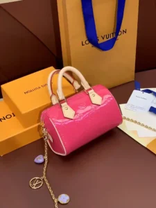 M81879 Rose, Nano Speedy HandbagConcentrada na silhueta clássica da mala Speedy da Louis Vuitton em pele de vaca patenteada com Monclerogram Vernis em relevo, com pormenores em pele de vaca e ferragens em metalAlças de mão e alça de ombro amovível e ajustávelMais informaçõesCaracterísticas detalhadas16 x 10 x 7,5 cm-Sacos de Alta Costura