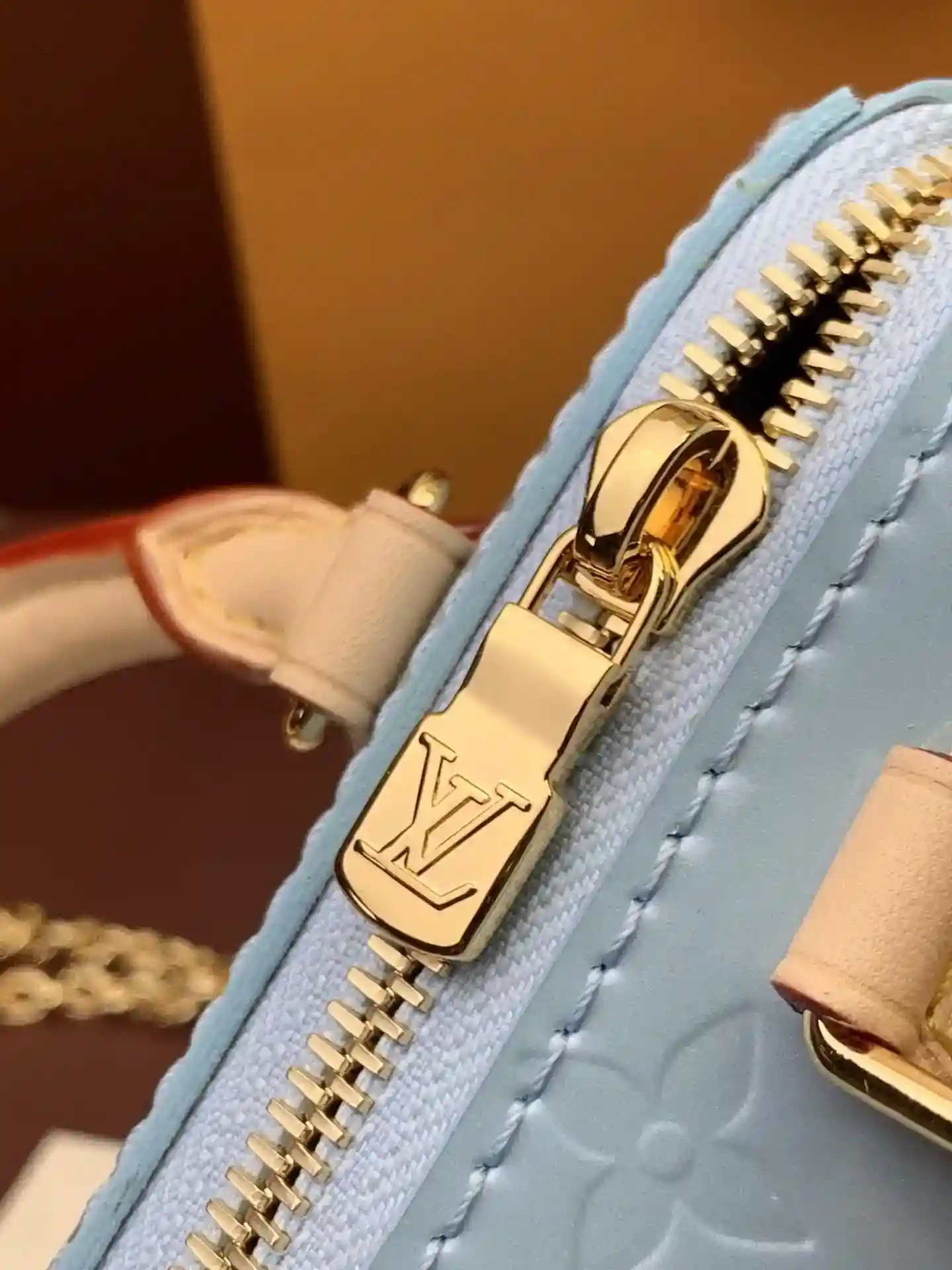 Image [8]-M81879Blue, Nano Speedy HandbagConcentrated on Louis Vuitton's classic Speedy handbag silhouette, the bag is crafted from Monclerogram Vernis embossed patent cowhide leather with cowhide detailing and metal hardwareHandles and detachable and adjustable shoulder strapMultiple styling possibilitiesDetailed features16 x 10 x 7.5 cm-High quality handbags