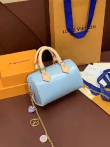 M81879Blue, Nano Speedy HandbagConcentrada na silhueta clássica da mala Speedy da Louis Vuitton em pele de vaca patenteada com relevo Monclerogram Vernis, com pormenores em pele de vaca e ferragens metálicasAlças de mão e alça de ombro amovível e ajustávelMúltiplas possibilidades de estiloCaracterísticas detalhadas16 x 10 x 7,5 cm-Bolsas de alta costura