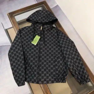 P700 Na prateleira GUCCI Gucci 2025 Most Hooded Jacket Reversível (Hood pode ser escondido) Pode ser combinado com diferentes estilos de vestido 👍 Um lado do clássico bordado no peito, o outro lado do logótipo da marca em azul GG jacquard design 👍 O estilo é simples Os detalhes de hardware são tão bons quanto possível Mostrando a qualidade Corte de ajuste de forma Confortável, respirável e fácil de cuidar Espessura do início do outono Fortemente recomendado! Cor: preto Tamanho: S M L XL XXL-Sacos de alta moda