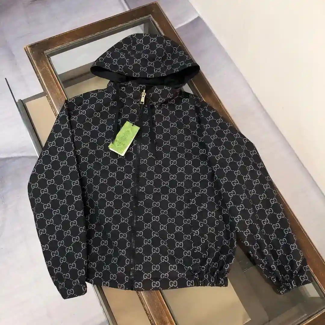 Image [3]-P700 Uploaded GUCCI Gucci 2025 Hooded Jacket Reversible (Hood peut être caché) Peut être assorti à différents styles de robe 👍 Un côté de la poitrine classique broderie embellissement, l'autre côté de la marque logo bleu GG jacquard design 👍 Style simple Les détails matériels sont chaque endroit est excellent pour montrer la qualité Tailoring ajusté Confortable, respirant et facile à entretenir pour les caractéristiques de l'épaisseur du début de l'automne Fortement recommandé ! Couleur : noir Taille : S M L XL 2XL-High Fashion Bags