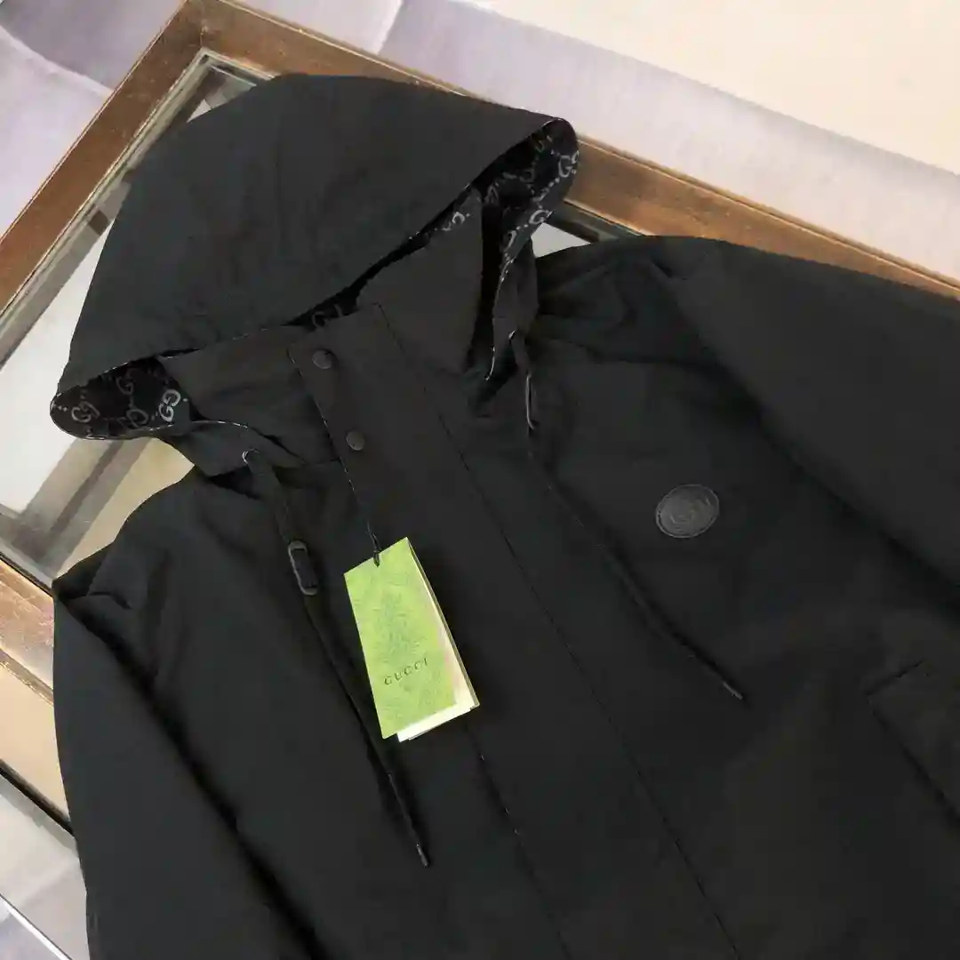 Image [4]-P700 Uploaded GUCCI Gucci 2025 Hooded Jacket Reversible (Hood can be hidden) Peut être assorti à différents styles d'habillement 👍 Un côté de la poitrine classique broderie embellissement, l'autre côté de la marque logo bleu GG jacquard design 👍 Style simple Les détails matériels sont chaque endroit est excellent pour montrer la qualité Taille ajustée Confortable, respirant et facile à entretenir pour les caractéristiques de l'épaisseur du début de l'automne Fortement recommandé ! Couleur : noir Taille : S M L XL 2XL-High Fashion Bags