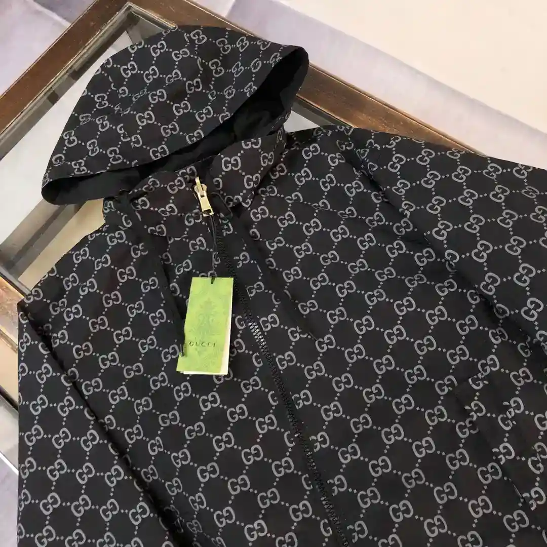 Imagen [4]-P700 Subido GUCCI Gucci 2025 Chaqueta con capucha Reversible (capucha se puede ocultar) se puede combinar con diferentes estilos de vestir 👍 Un lado del pecho clásico bordado adorno, el otro lado del logotipo de la marca azul GG diseño jacquard 👍 Estilo simple Detalles de hardware son todos y cada lugar es excelente para mostrar la calidad de la sastrería Fit Cómodo, transpirable y fácil de cuidar de las características Espesor de principios de otoño ¡Muy recomendable! Color: negro Tamaño: S M L XL XXL-alta moda Bolsas