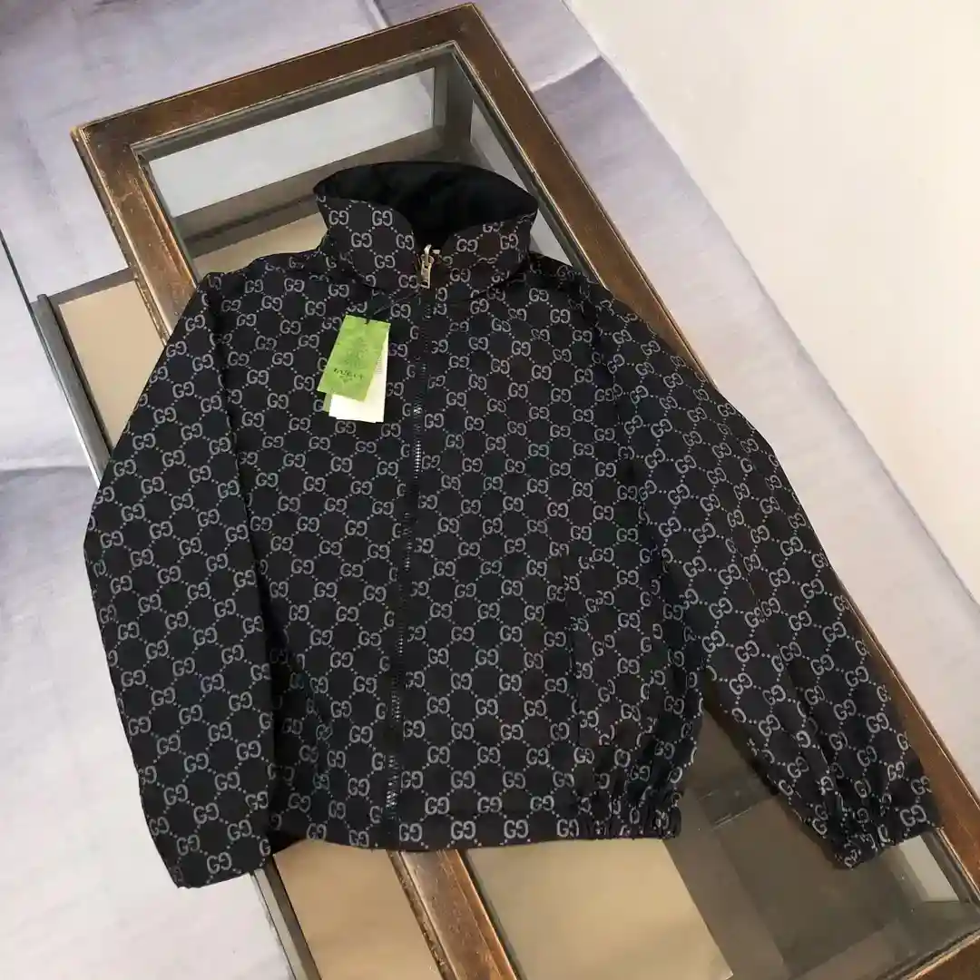 Imagen [2]-P700 Subido GUCCI Gucci 2025 Chaqueta con capucha Reversible (Capucha se puede ocultar) Puede ser emparejado con diferentes estilos de vestir 👍 Un lado del pecho clásico bordado adorno, el otro lado del logotipo de la marca azul GG diseño jacquard 👍 Estilo simple Detalles de hardware son todos y cada lugar es excelente para mostrar la calidad Sastrería ajustada Cómodo, transpirable y fácil de cuidar de las características del espesor de principios de otoño ¡Muy recomendable! Color: negro Tamaño: S M L XL XXL-Alta Moda Bolsas