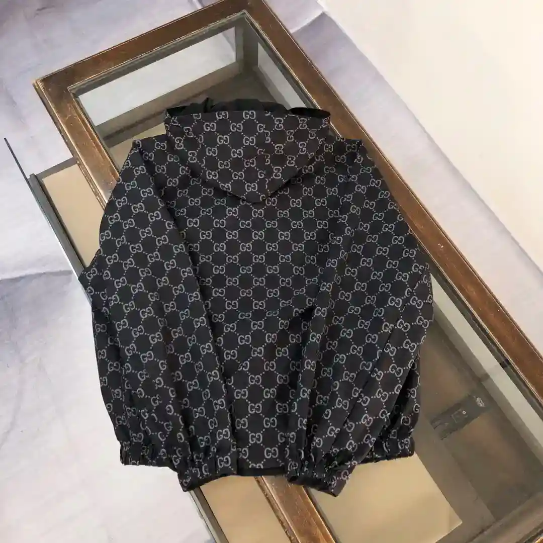 ¡Imagen [9]-P700 Subido GUCCI Gucci 2025 Chaqueta con capucha Reversible (capucha se puede ocultar) se puede combinar con diferentes estilos de vestir 👍 Un lado del pecho clásico bordado adorno, el otro lado del logotipo de la marca azul GG diseño jacquard 👍 Estilo simple Detalles de hardware son todos y cada lugar es excelente para mostrar la calidad de la sastrería Fit Cómodo, transpirable y fácil de cuidar de las características del espesor de principios de otoño Muy recomendable! Color: negro Tamaño: S M L XL XXL-Alta Moda Bolsas