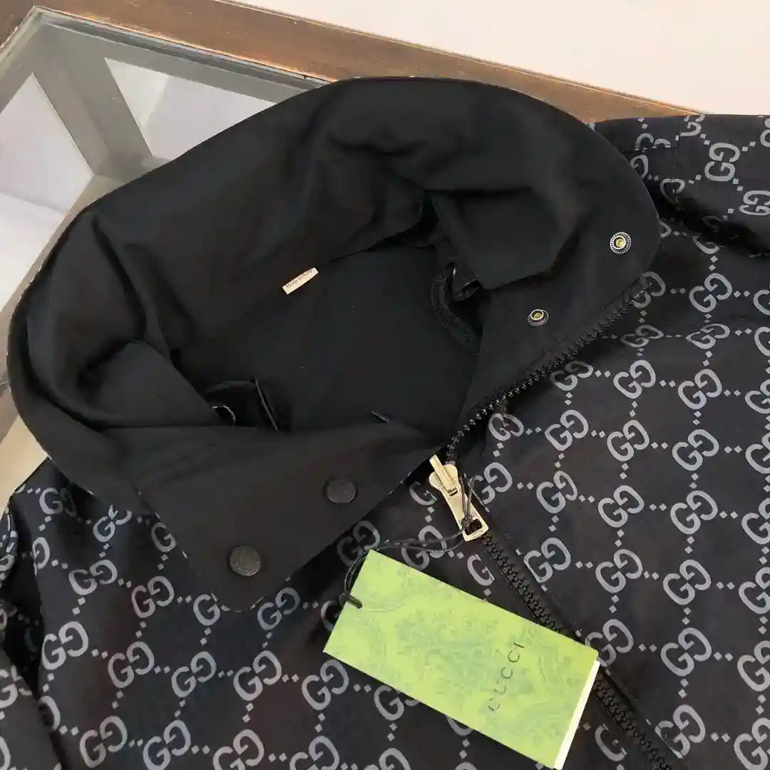 ¡Imagen [6]-P700 Subido GUCCI Gucci 2025 Chaqueta con capucha Reversible (capucha se puede ocultar) se puede combinar con diferentes estilos de vestir 👍 Un lado del pecho clásico bordado adorno, el otro lado del logotipo de la marca azul GG diseño jacquard 👍 Estilo simple Detalles de hardware son todos y cada lugar es excelente para mostrar la calidad de la sastrería Fit Cómodo y transpirable Fácil de cuidar de las características del espesor de principios de otoño Muy recomendable! Color: negro Tamaño: S M L XL XXL-Alta Moda Bolsas