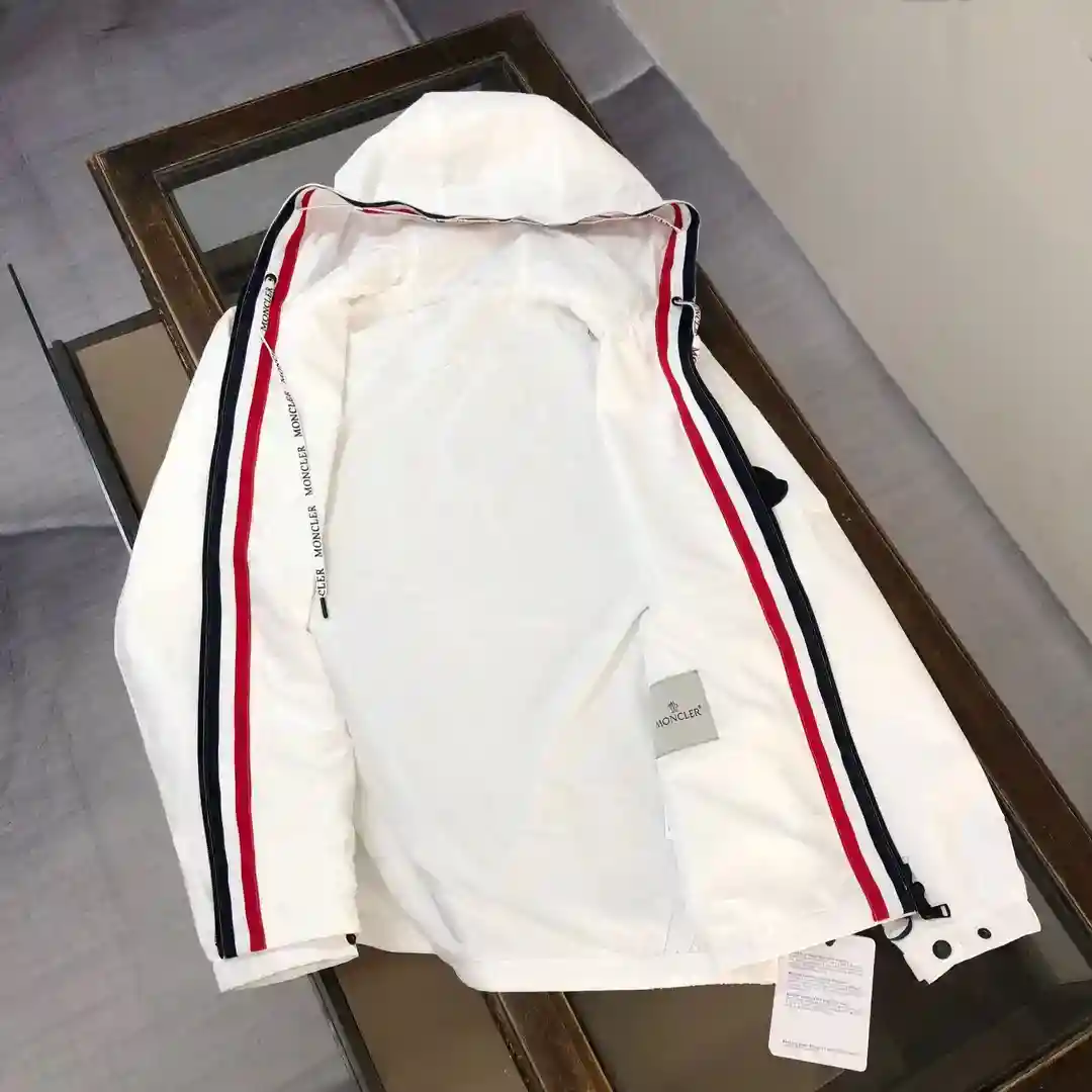 画像[7]-P560 2025年初春入荷分アップしました！Moncler large label zip hooded jacket windbreaker！公式サイトと同期！パッチワークロゴデザインのトリコロールウェビング！ カスタマイズされたオリジナルのファブリック通気性に優れた完璧な技量品質秒全体の市場！人気だけのヘビーウェイトギフト！ヨーロッパの購入シンクロナイズドスタイルの公式サイトのホットセール！上半身スタイリッシュなスーパーハンサムなディテールの絵完璧な実施形態にブランド文字ジップフード付きデザインウインドブレーカージャケット！3つのラベルは完璧な状態で完了です！カラー：ブラックホワイトブルーコード：M L XL XXL 3XL（1-5）-ハイファッションバッグ