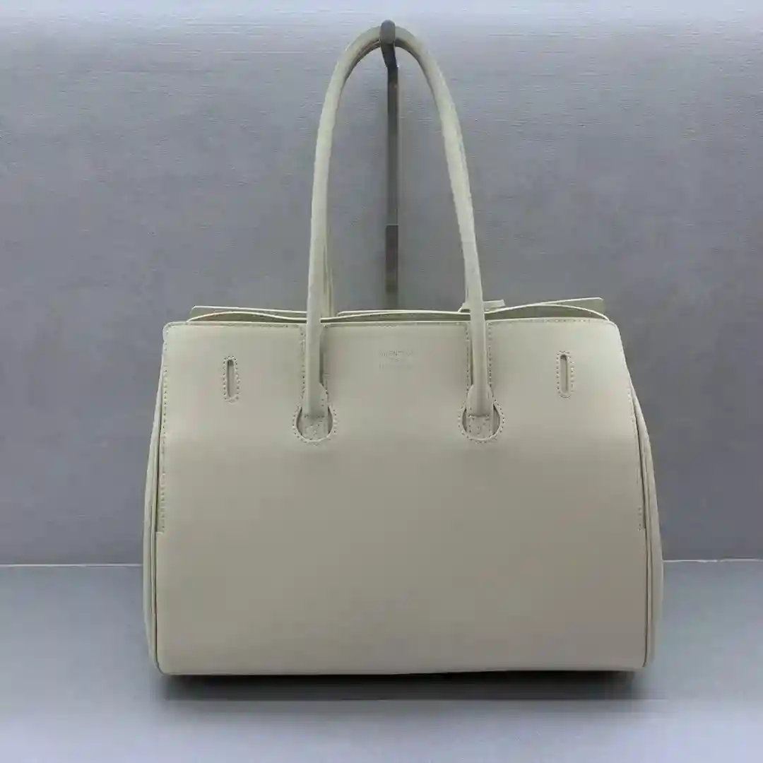 ¡¡¡¡Imagen [2]- Bolso Balenciag Bel Air Medium Blanco Hebilla Plata Otoño/Invierno Online!!!! No importa qué, tienes que tener un Balenciag Bel Air Medium, ¡es tan glamuroso! Simple y con estilo, su diseño es exquisito y generoso diseño de la solapa delantera tiene un sentido de jerarquía, los detalles muestran la calidad Ya se trate de una salida diaria o una ocasión importante, puede hacer que usted se convierte en el foco de la # usted es el nuevo favorito en el mundo de la moda Tamaño: 36.5-14.5-28cm- bolsos de alta calidad