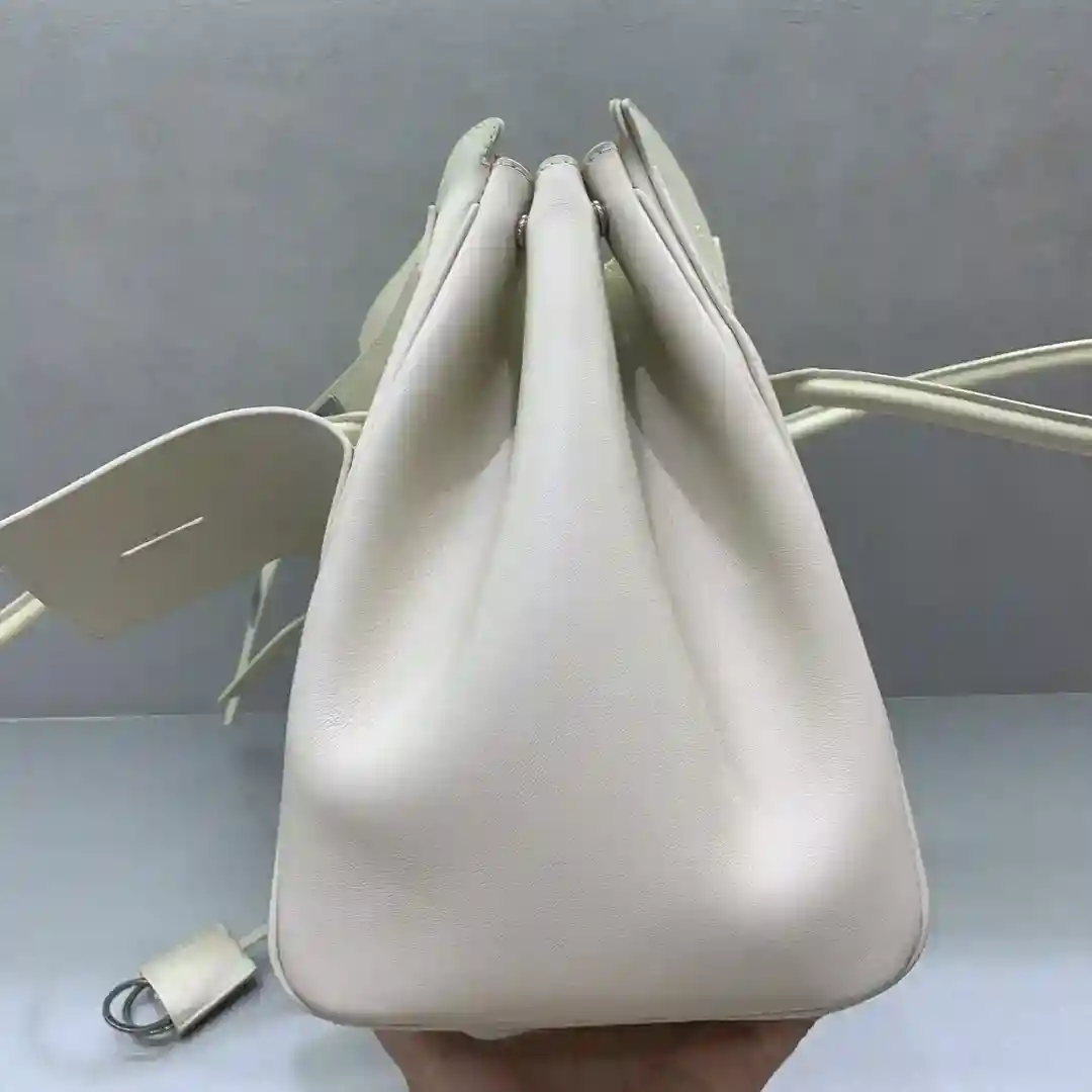 ¡¡¡¡Imagen [5]- Bolso Balenciag Bel Air Medium Blanco Hebilla Plata Otoño/Invierno Online!!!! No importa qué, tienes que tener un Balenciag Bel Air Medium, ¡es tan glamuroso! Simple y con estilo, su diseño es exquisito y generoso diseño de la solapa delantera tiene un sentido de jerarquía, los detalles muestran la calidad Ya se trate de una salida diaria o una ocasión importante, puede hacer que usted se convierte en el foco de la # usted es el nuevo favorito en el mundo de la moda Tamaño: 36.5-14.5-28cm- bolsos de alta calidad