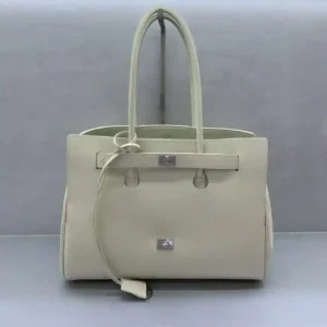 ¡¡¡¡Bolso Balenciag Bel Air Show Blanco Mediano Hebilla Plateada Otoño/Invierno Online!!!! No importa, tienes que tener un Balenciag Bel Air en tamaño mediano, ¡es tan glamuroso! Simple y elegante su diseño es exquisito y generoso diseño de la solapa delantera tiene un sentido de jerarquía detalles muestran la calidad Ya se trate de una salida diaria o ocasiones importantes que puede hacer que usted se convierte en el foco de la parte posterior de la misma # usted es el nuevo favorito en el mundo de la moda Tamaño: 36.5-14.5-28cm- bolsos de alta calidad