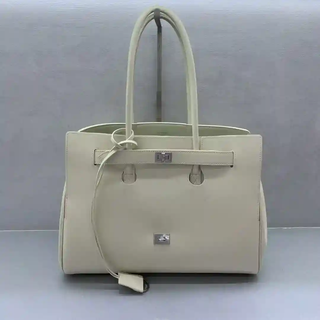 Medium White Silver Buckle Balenciag Bel Air Show Handbag Fall/Winter Online!!!! No matter what, you have to have a Balenciag Bel Air in medium size, it's so glamorous! Simple and stylish its design is exquisite and generous front flap design has a sense of hierarchy details show quality Whether it is a daily outing or important occasions it can make you become the focus of the back of it # you are the new darling of the fashion world Size: 36.5-14.5-28cm- high quality handbags