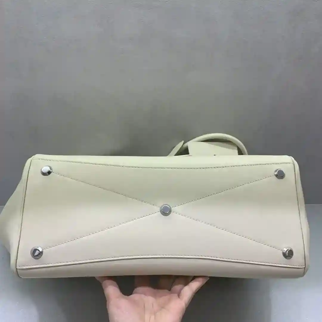 ¡¡¡¡Imagen [6]- Bolso Balenciag Bel Air Medium Blanco Hebilla Plata Otoño/Invierno Online!!!! No importa qué, tienes que tener un Balenciag Bel Air Medium, ¡es tan glamuroso! Simple y con estilo, su diseño es exquisito y generoso diseño de la solapa delantera tiene un sentido de jerarquía, los detalles muestran la calidad Ya se trate de una salida diaria o una ocasión importante, puede hacer que usted se convierte en el foco de la # usted es el nuevo favorito en el mundo de la moda Tamaño: 36.5-14.5-28cm- bolsos de alta calidad